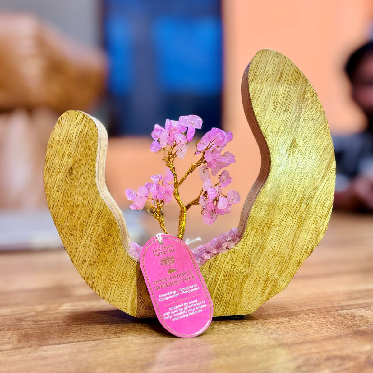 Giardino minerale – quarzo rosa in un cerchio di legno