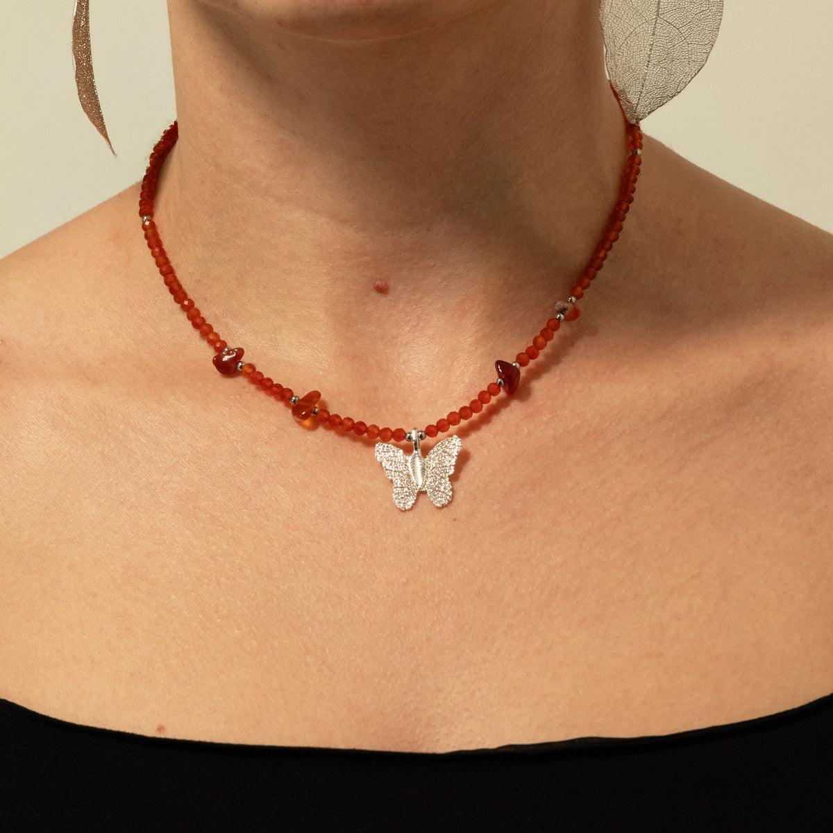 Collana minerale Nymph con farfalla – rubino