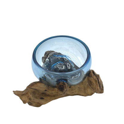 Piccola ciotola di vetro blu su legno