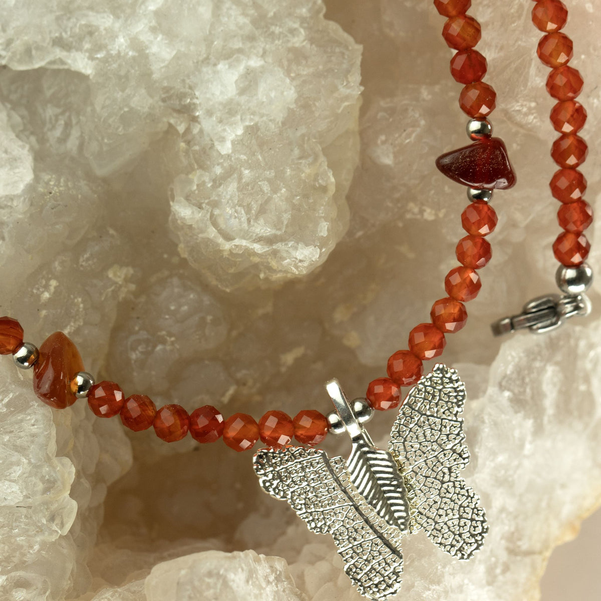 Collana minerale Nymph con farfalla – rubino