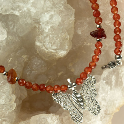 Collana minerale Nymph con farfalla – rubino