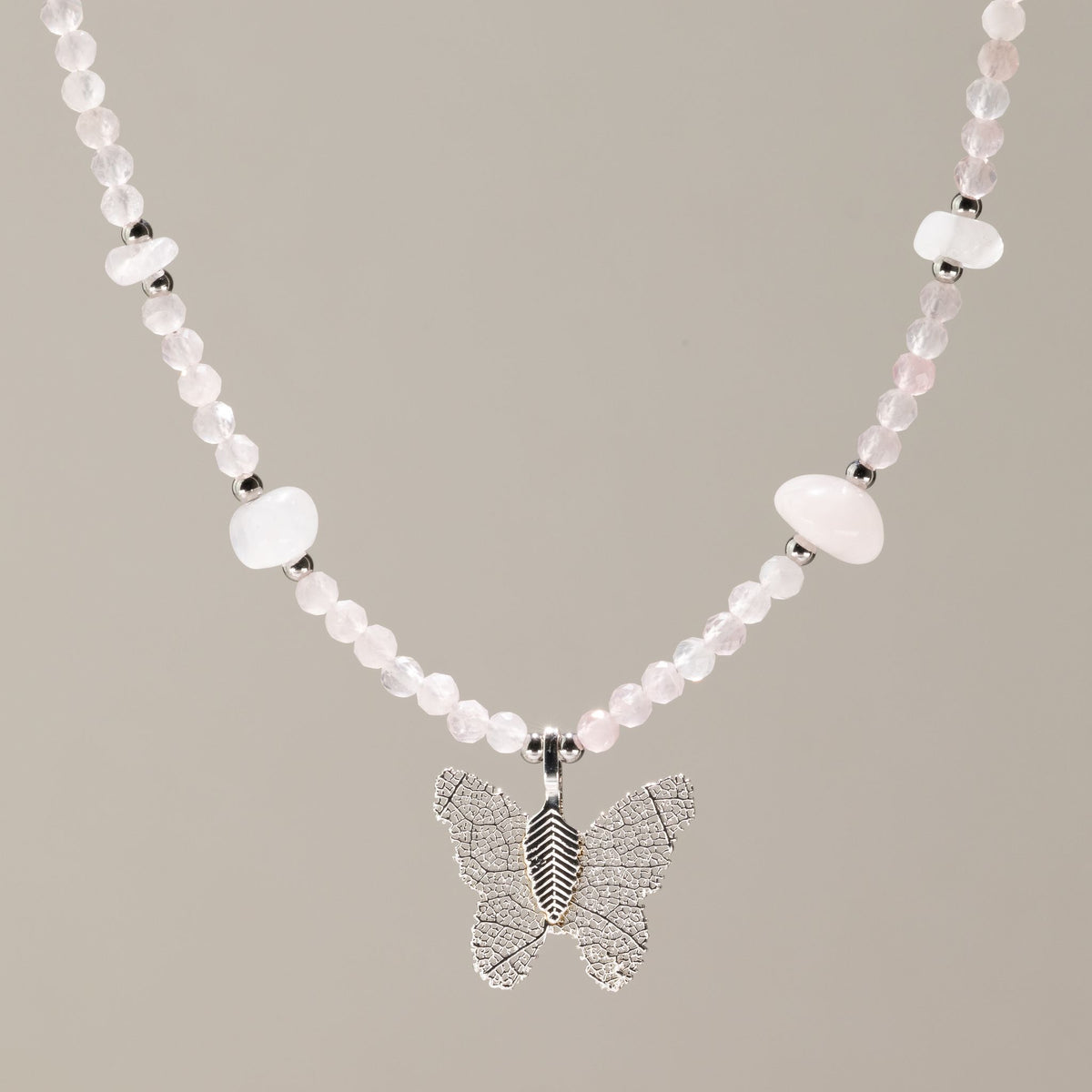 Collana minerale Nymph con farfalla – quarzo rosa