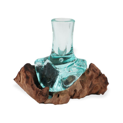 Piccolo vaso di vetro su legno