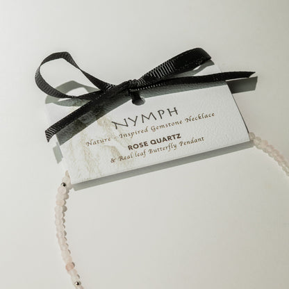 Collana minerale Nymph con farfalla – quarzo rosa