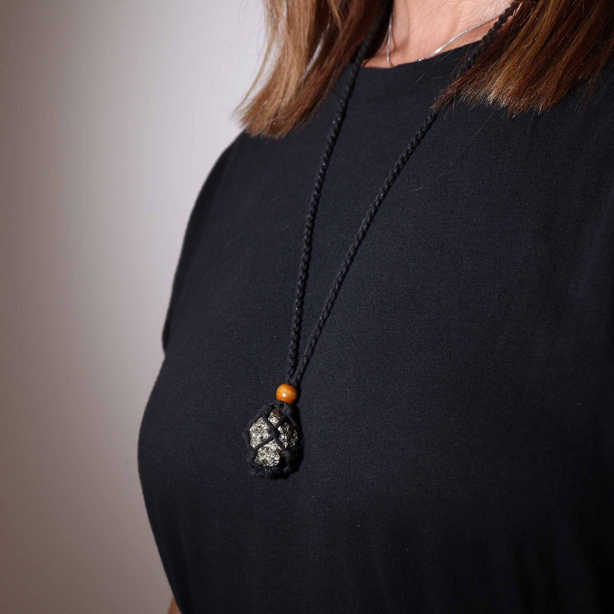 Collana con cordino e cristallo – 45 cm – nero