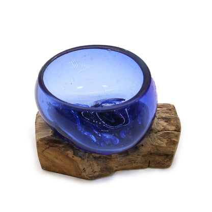 Piccola ciotola di vetro blu su legno
