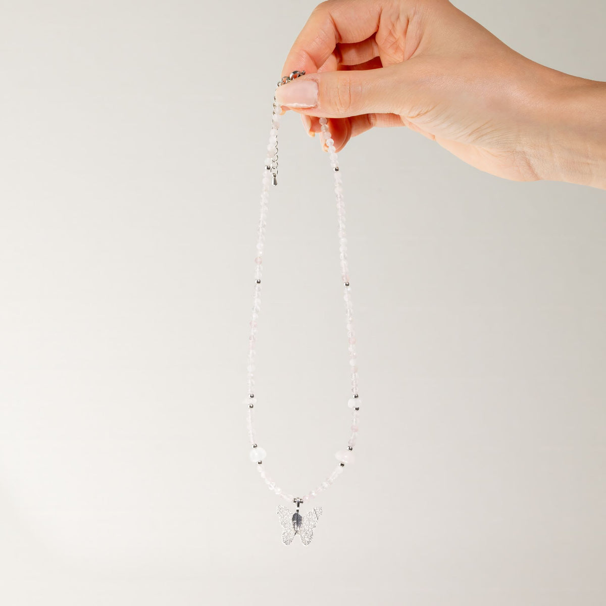 Collana minerale Nymph con farfalla – quarzo rosa