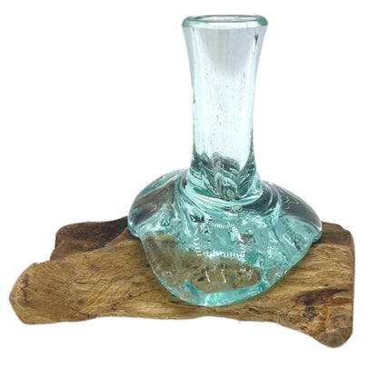 Piccolo vaso di vetro su legno