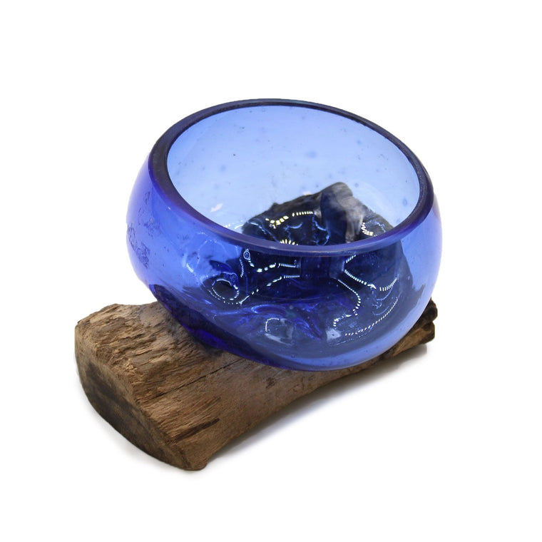Piccola ciotola di vetro blu su legno