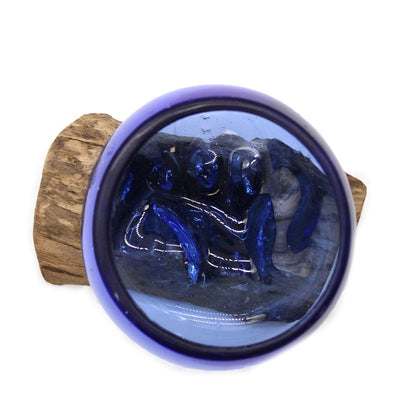 Piccola ciotola di vetro blu su legno