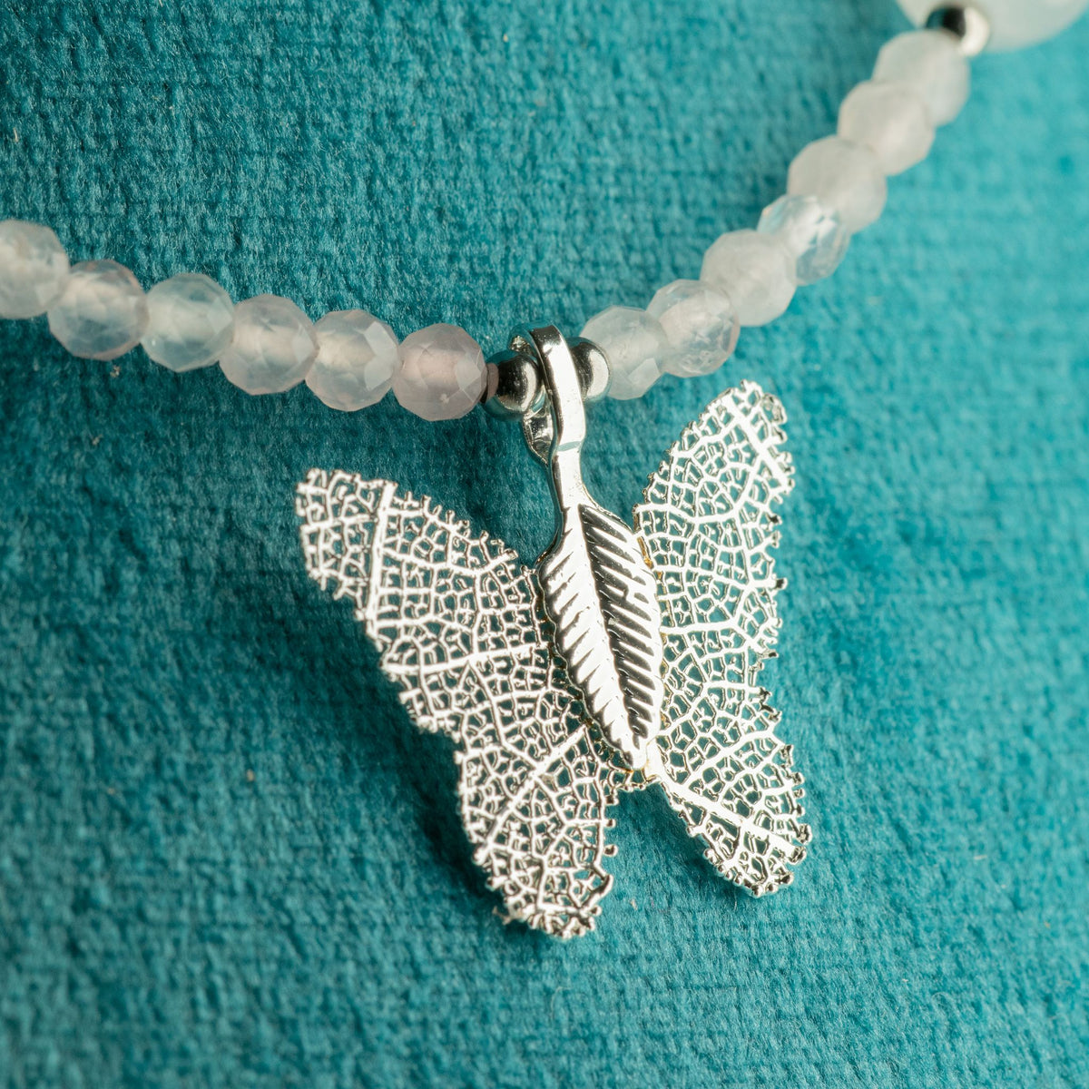 Collana minerale Nymph con farfalla – quarzo rosa