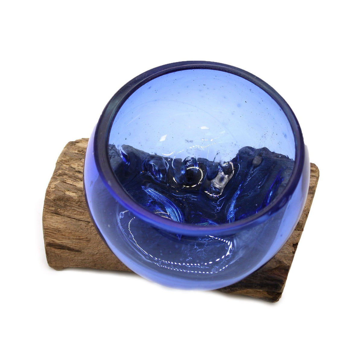 Piccola ciotola di vetro blu su legno