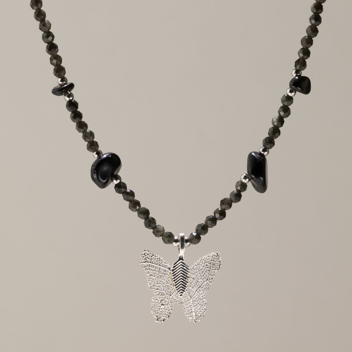 Collana minerale Nymph con farfalla – ossidiana nera