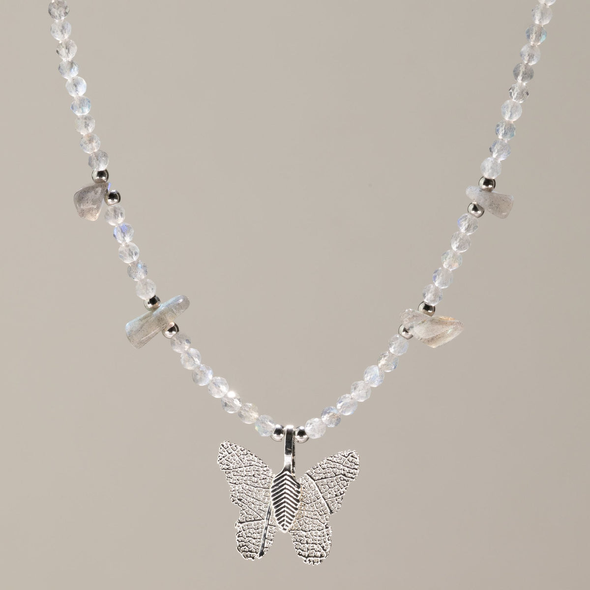 Collana minerale Nymph con farfalla – labradorite