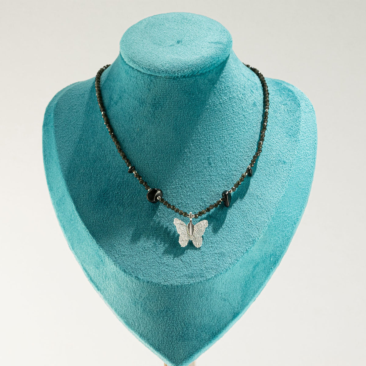 Collana minerale Nymph con farfalla – ossidiana nera