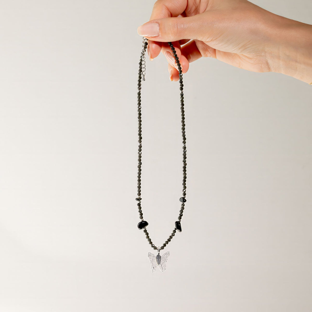 Collana minerale Nymph con farfalla – ossidiana nera
