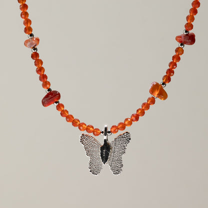 Collana minerale Nymph con farfalla – rubino