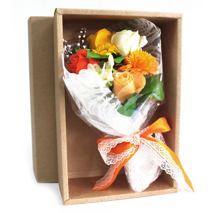 Bouquet regalo di fiori di sapone in una scatola arancione