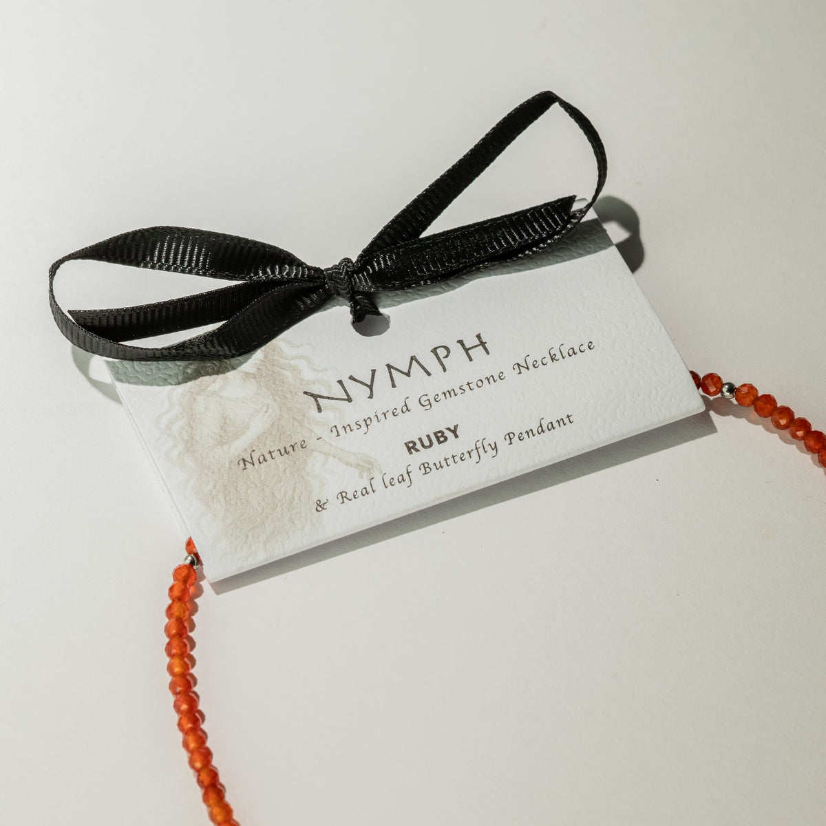 Collana minerale Nymph con farfalla – rubino