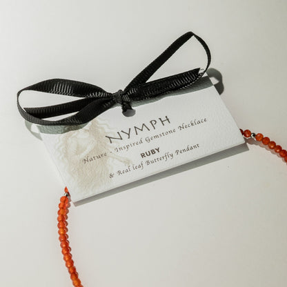 Collana minerale Nymph con farfalla – rubino