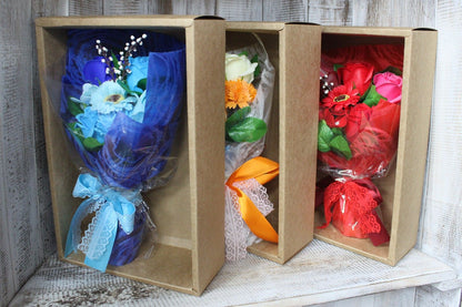 Bouquet regalo di fiori di sapone in una scatola arancione
