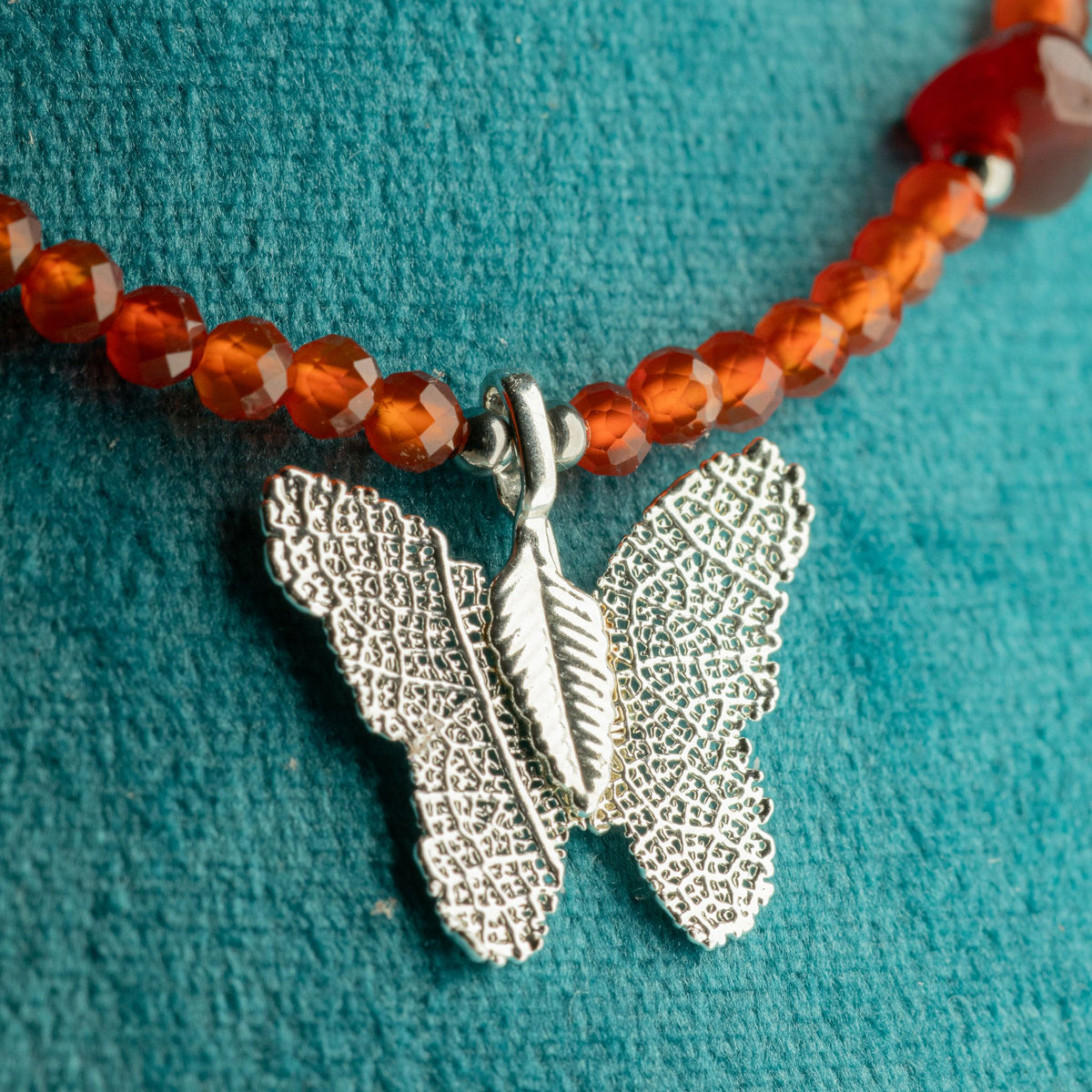 Collana minerale Nymph con farfalla – rubino