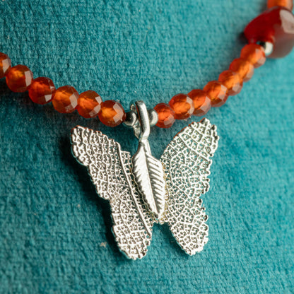 Collana minerale Nymph con farfalla – rubino