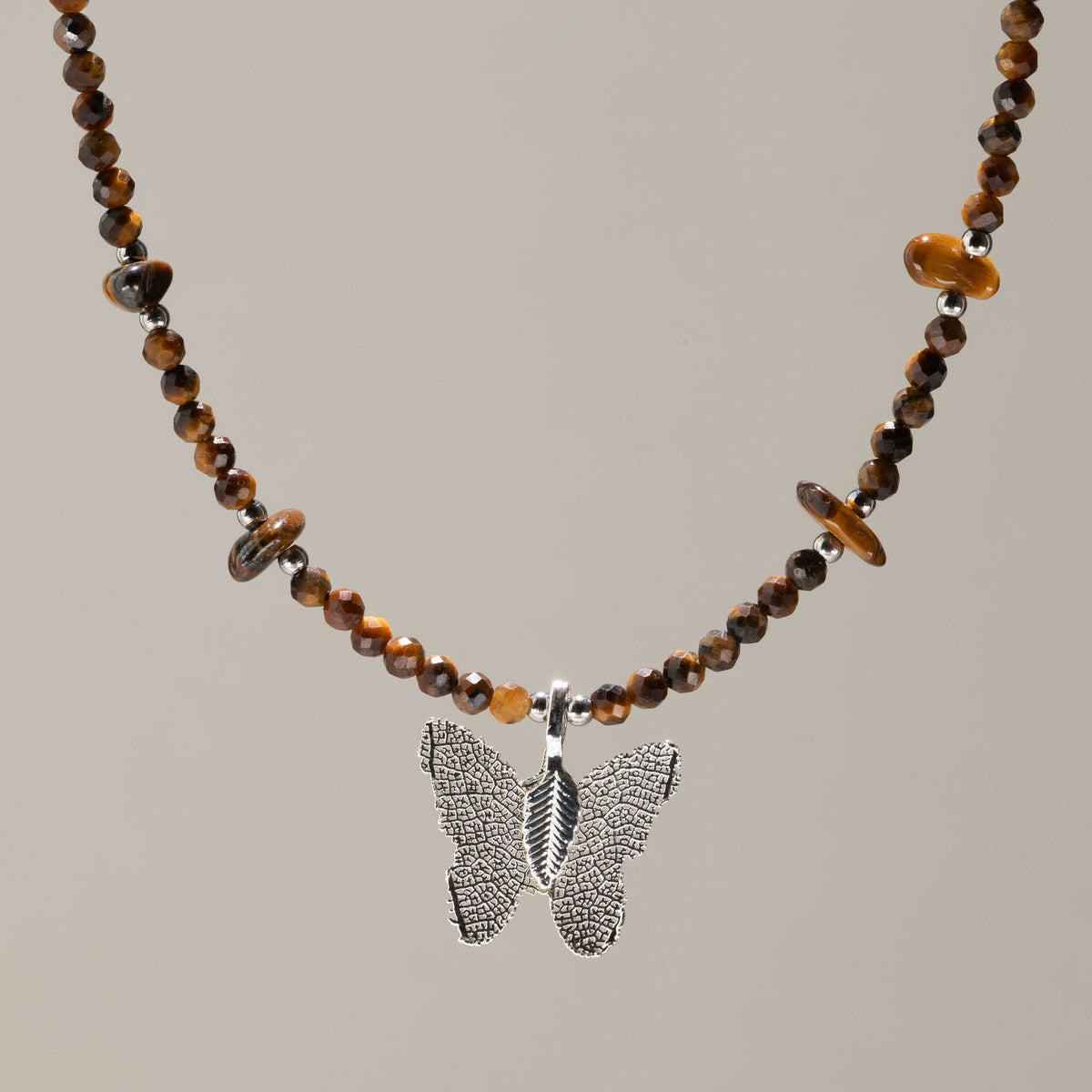 Collana minerale Nymph con farfalla – occhio di tigre