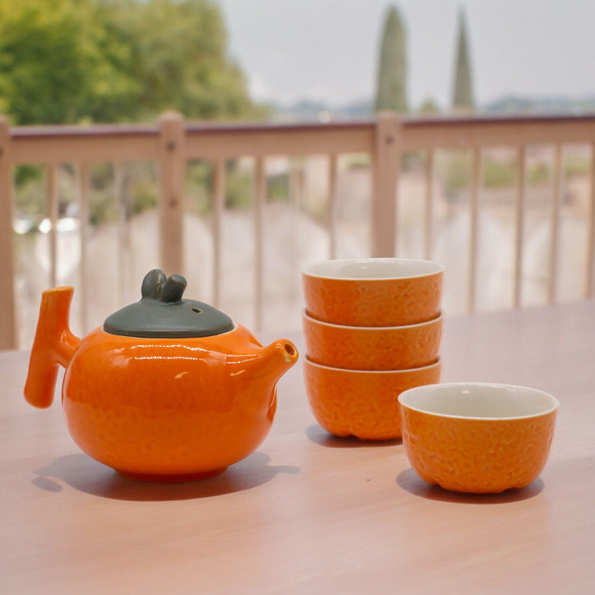 Servizio da tè – teiera arancione e quattro tazze