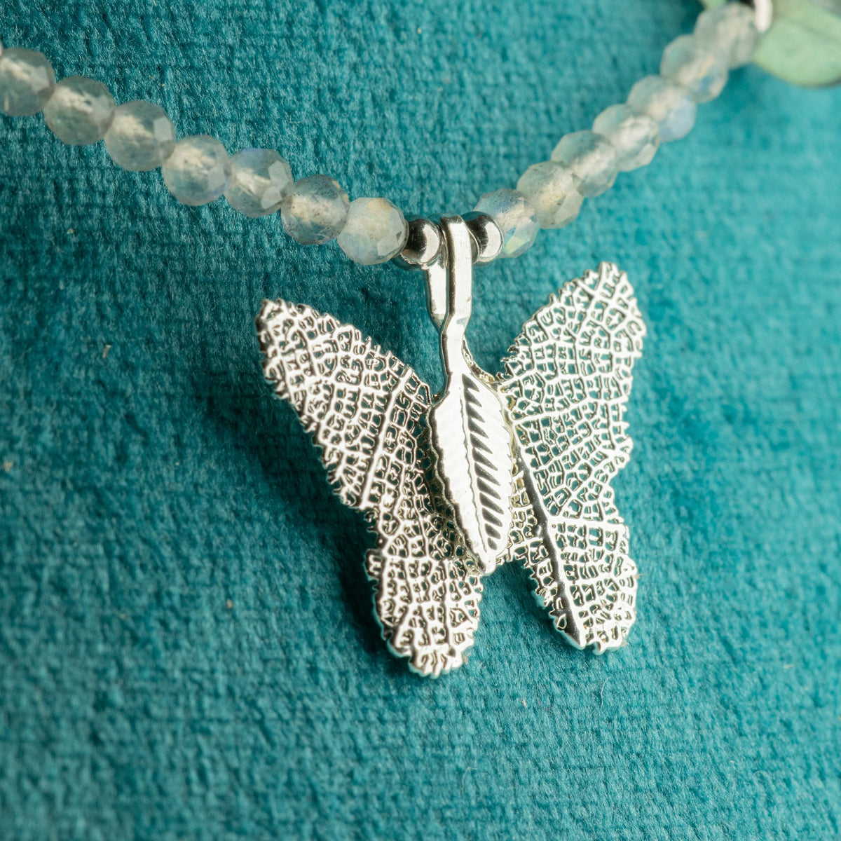 Collana minerale Nymph con farfalla – labradorite