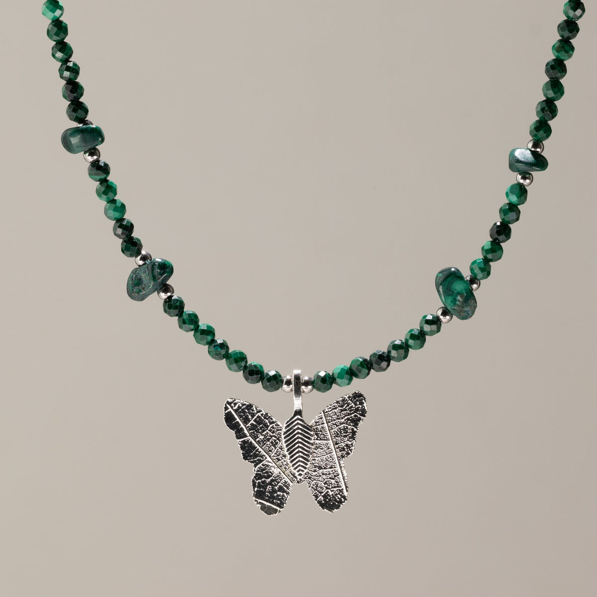 Collana minerale Nymph con farfalla – malachite