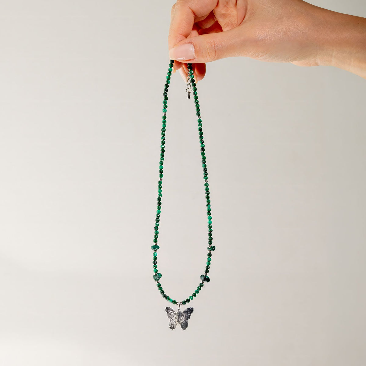 Collana minerale Nymph con farfalla – malachite