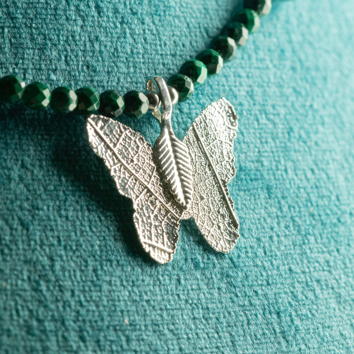 Collana minerale Nymph con farfalla – malachite