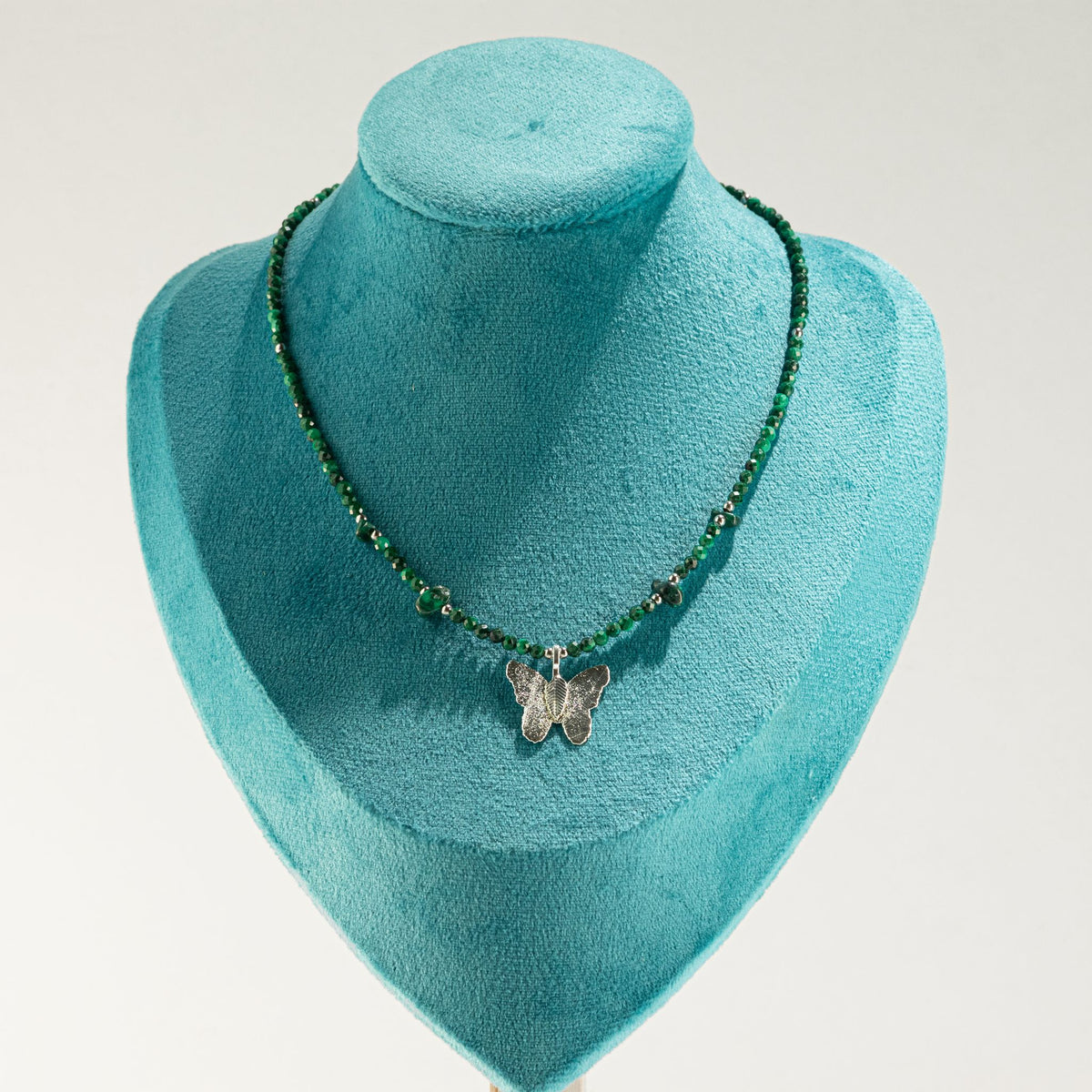 Collana minerale Nymph con farfalla – malachite