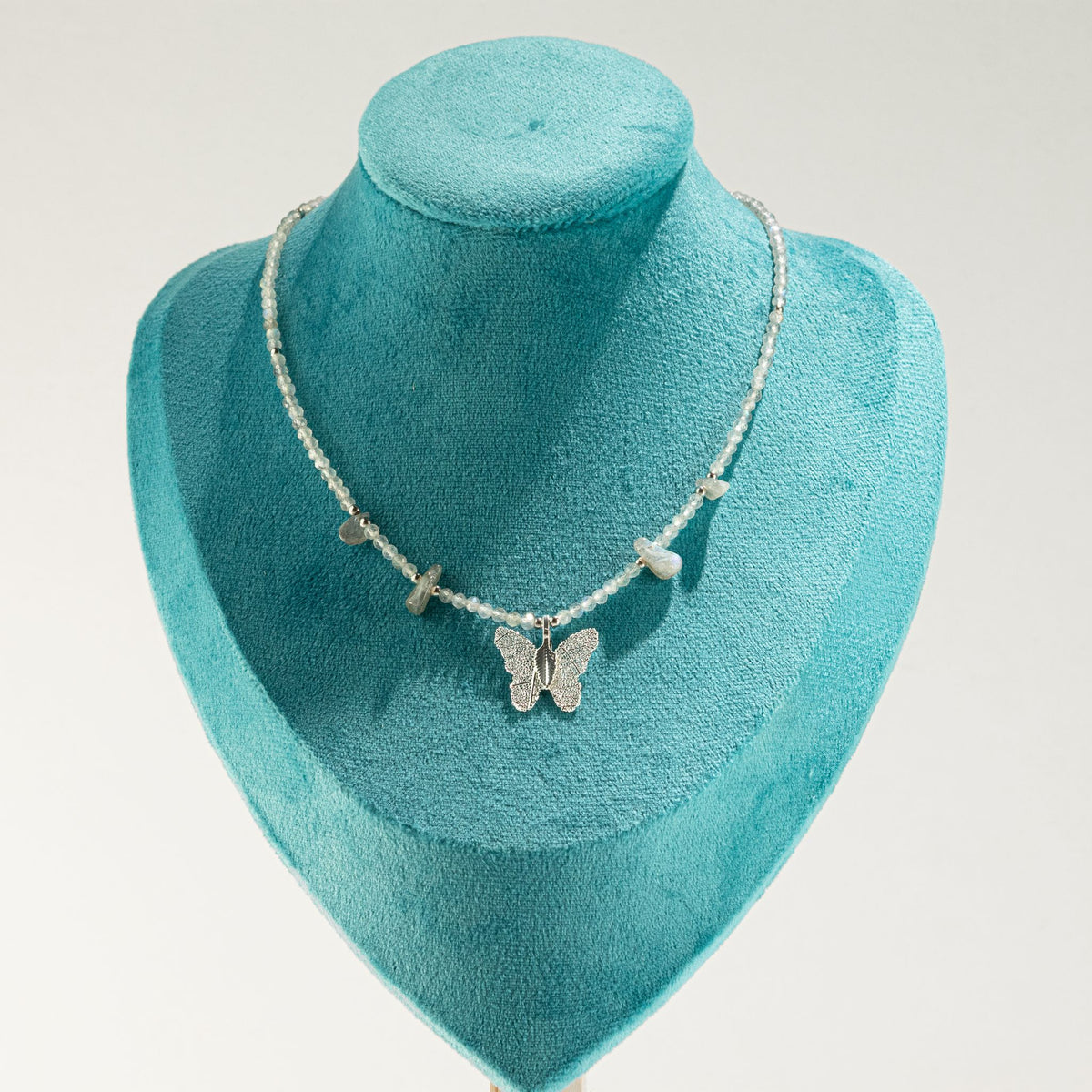 Collana minerale Nymph con farfalla – labradorite