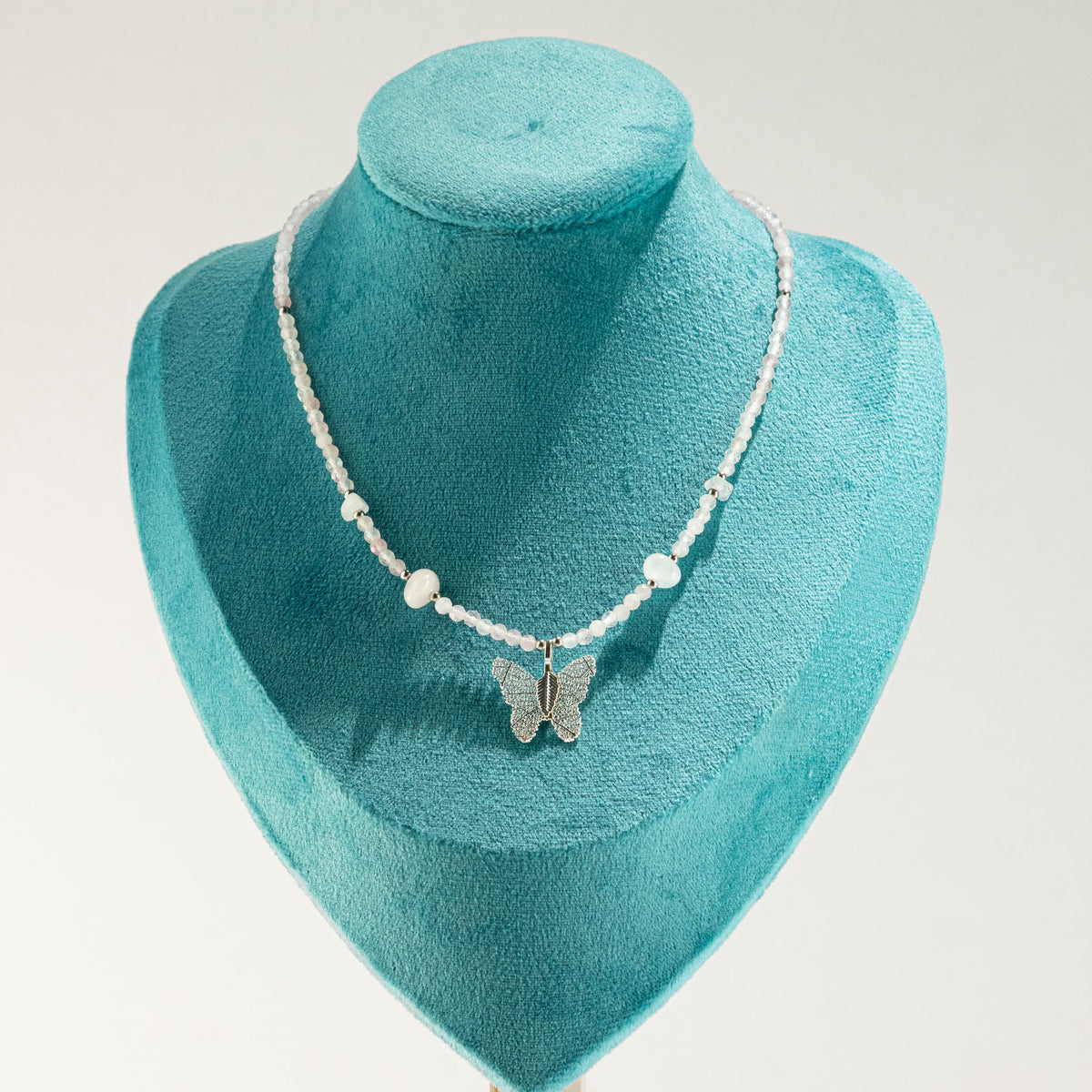 Collana minerale Nymph con farfalla – quarzo rosa