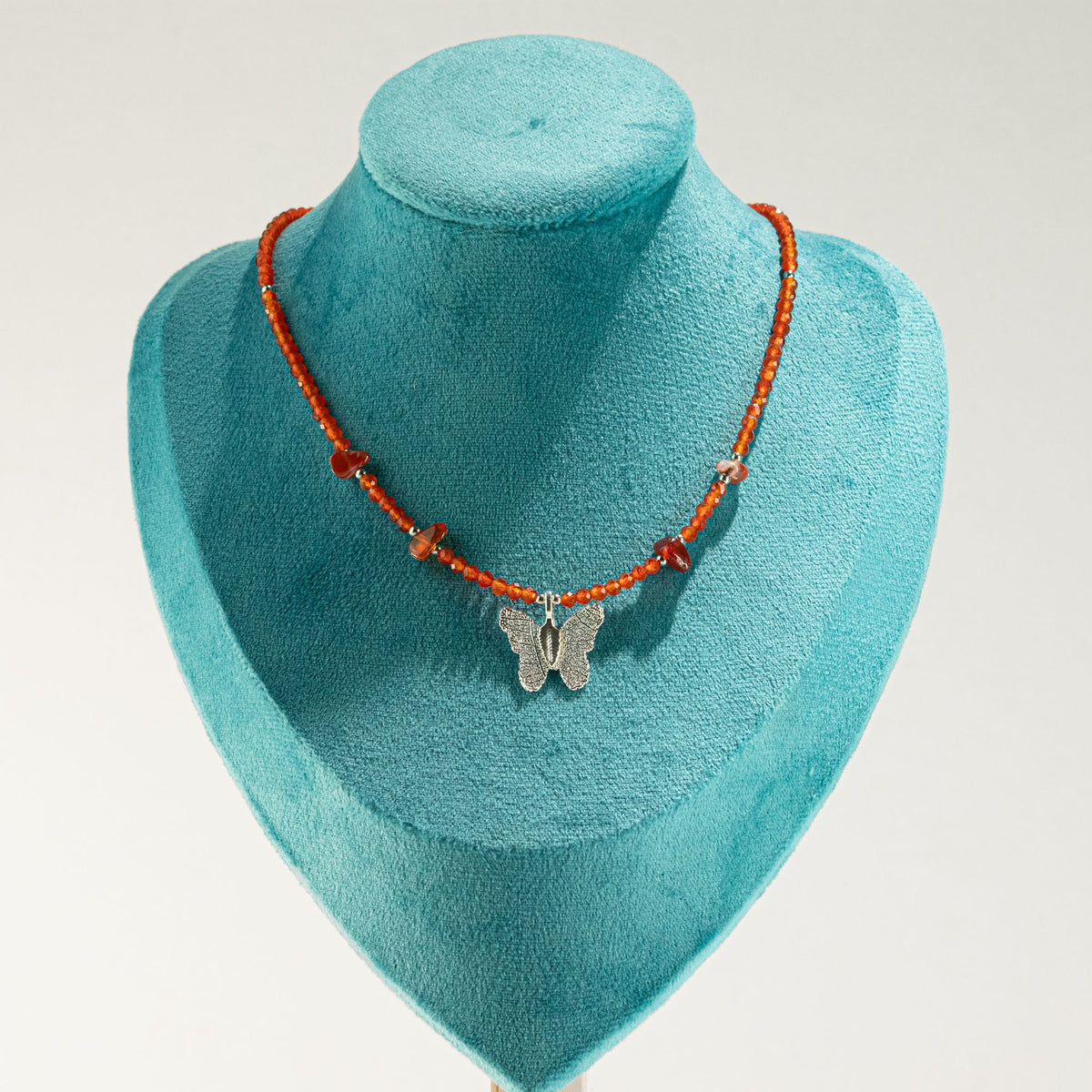 Collana minerale Nymph con farfalla – rubino